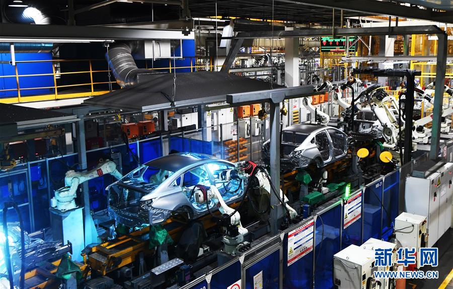 這是7月21日拍攝的長安汽車兩江工廠焊接車間。 汽車產(chǎn)業(yè)是重慶市兩江新區(qū)的主打產(chǎn)業(yè)之一。今年上半年，面對(duì)新冠肺炎疫情帶來的不利影響，兩江新區(qū)多措并舉，通過駐廠協(xié)調(diào)等方式，解決相關(guān)企業(yè)所面臨的防疫、招工、物流等難題，助力上下游協(xié)同復(fù)工復(fù)產(chǎn)，推動(dòng)汽車產(chǎn)業(yè)健康發(fā)展。今年1至6月，兩江新區(qū)汽車產(chǎn)業(yè)產(chǎn)值增速達(dá)8%。 新華社記者 王全超 攝