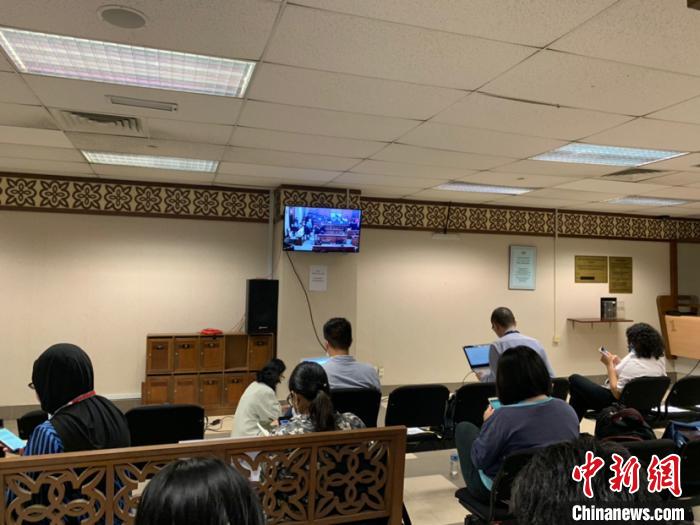 法院提供法庭內(nèi)直播畫面供媒體收看” 陳悅 攝