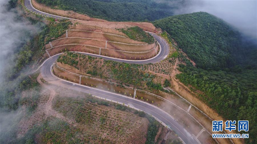 7月28日拍攝的鳳翅山至蟒頭山國(guó)家森林公園全域旅游示范路（無(wú)人機(jī)照片）。 位于陜西省延安市宜川縣鳳翅山至蟒頭山國(guó)家森林公園間的全域旅游示范路沿途風(fēng)景優(yōu)美，時(shí)?？梢姺v的云海。示范路方便旅客觀賞沿線叢林山水，也輻射帶動(dòng)了沿線3個(gè)貧困村的村民脫貧致富。 新華社發(fā)（趙潔 攝）