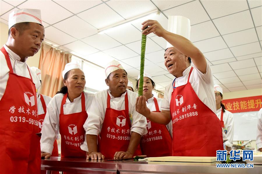 7月29日，在邢臺(tái)市襄都區(qū)一職業(yè)技能培訓(xùn)基地，老師向?qū)W員展示切菜刀工。 新華社記者 朱旭東 攝