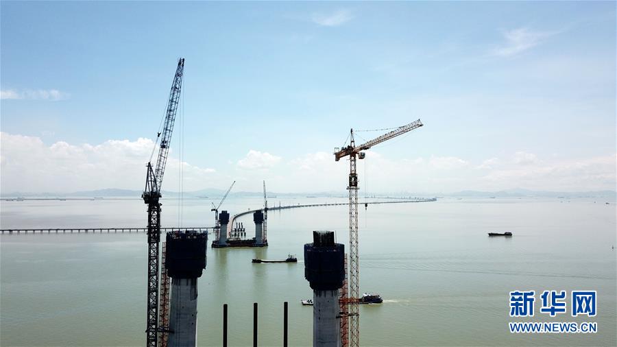 7月30日拍攝的建設(shè)中的深中通道中山大橋（無(wú)人機(jī)照片）。 深中通道中山大橋工程由中交第二公路工程局承建，標(biāo)段全長(zhǎng)7504米，其中中山大橋主橋長(zhǎng)1104米。目前，設(shè)計(jì)高213.5米的東、西主塔已建設(shè)完成60余米，建設(shè)者們?cè)诟邷叵聯(lián)]汗如雨，項(xiàng)目進(jìn)展順利。 新華社記者 黃國(guó)保 攝