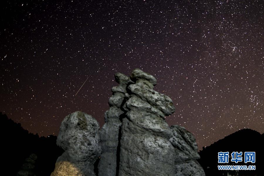 這是8月11日在北馬其頓斯科普里附近拍攝的英仙座流星雨（長(zhǎng)時(shí)間曝光照片）。 新華社發(fā)（托米斯拉夫·格奧爾基耶夫攝）