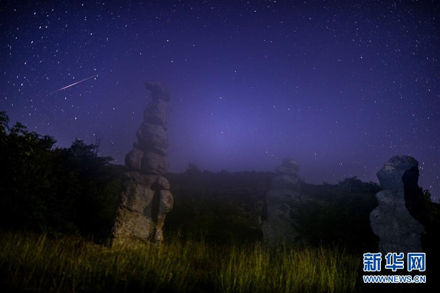 這是8月11日在北馬其頓斯科普里附近拍攝的英仙座流星雨（長(zhǎng)時(shí)間曝光照片）。 新華社發(fā)（托米斯拉夫·格奧爾基耶夫攝）