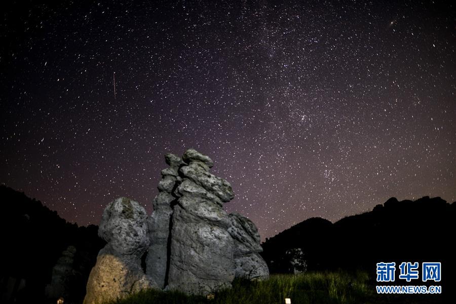 這是8月11日在北馬其頓斯科普里附近拍攝的英仙座流星雨（長(zhǎng)時(shí)間曝光照片）。 新華社發(fā)（托米斯拉夫·格奧爾基耶夫攝）
