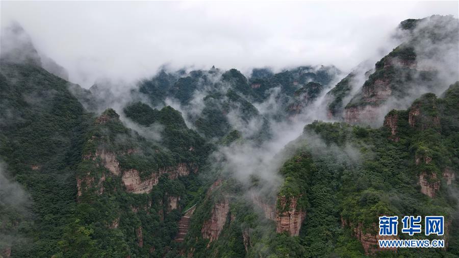 8月15日拍攝的紫金山景區(qū)（無人機(jī)照片）。 當(dāng)日，位于河北省邢臺(tái)市西部太行山脈的紫金山景區(qū)云霧彌漫，美景如畫。 新華社記者 牟宇 攝