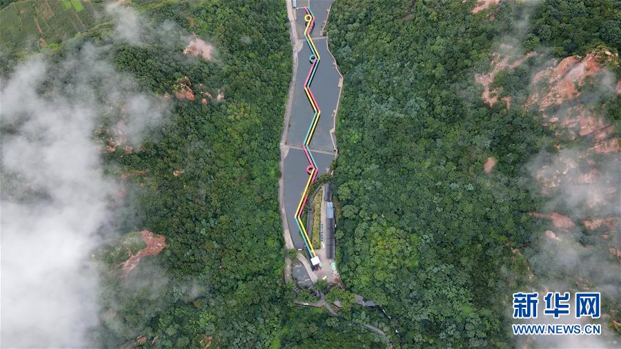 8月15日拍攝的紫金山景區(qū)（無人機(jī)照片）。 當(dāng)日，位于河北省邢臺(tái)市西部太行山脈的紫金山景區(qū)云霧彌漫，美景如畫。 新華社記者 牟宇 攝