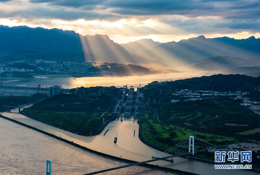 這是在湖北省宜昌市拍攝的夕陽下的三峽，宛如一幅美麗畫卷（8月16日攝）。 新華社發(fā)（鄭家裕 攝）