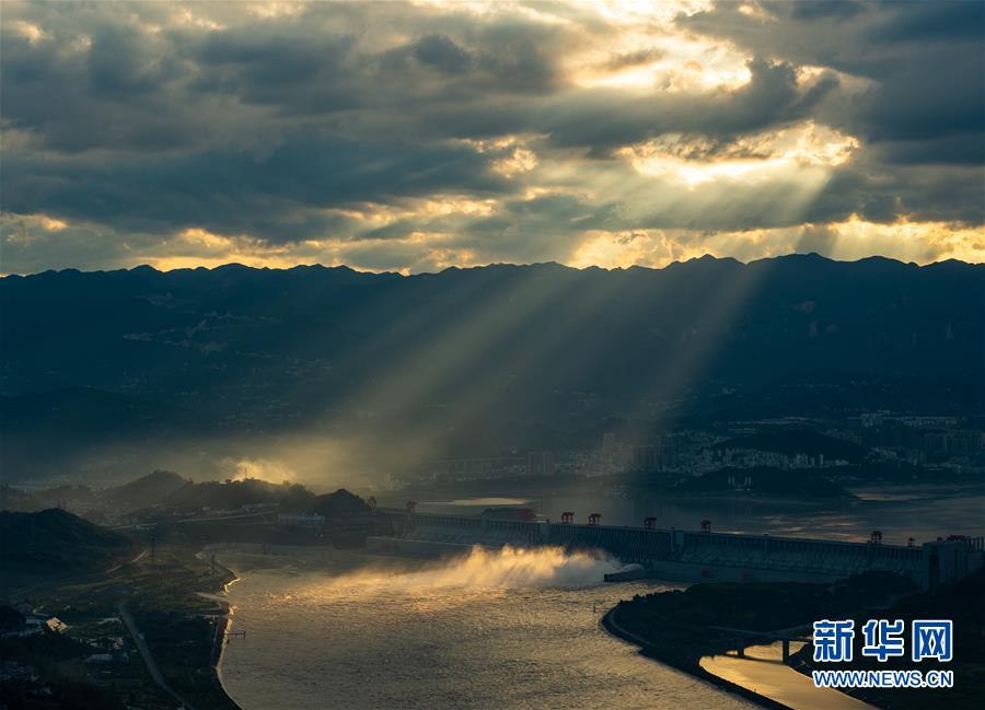 這是在湖北省宜昌市拍攝的夕陽下的三峽，宛如一幅美麗畫卷（8月16日攝）。 新華社發(fā)（鄭家裕 攝）