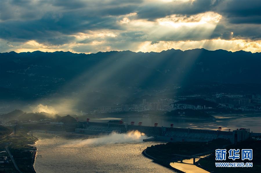 這是在湖北省宜昌市拍攝的夕陽下的三峽，宛如一幅美麗畫卷（8月16日攝）。 新華社發(fā)（鄭家裕 攝）