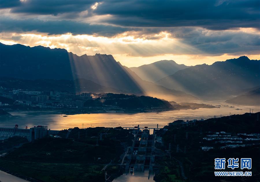 這是在湖北省宜昌市拍攝的夕陽下的三峽，宛如一幅美麗畫卷（8月16日攝）。 新華社發(fā)（鄭家裕 攝）