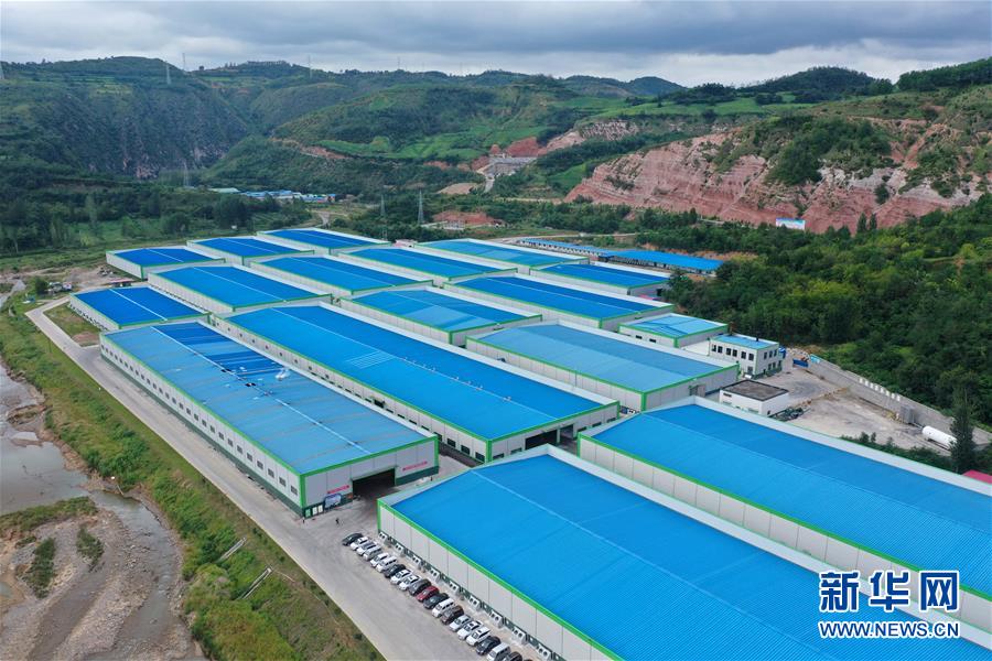 這是8月19日拍攝的河南省三門峽市盧氏縣東明鎮(zhèn)澗北村食用菌產(chǎn)業(yè)園裝配車間外景（無人機照片）。 河南伏牛山香菇產(chǎn)業(yè)集群是農業(yè)農村部和財政部批準建設的全國50個優(yōu)勢特色產(chǎn)業(yè)集群之一。作為這一集群的重點建設縣，河南省三門峽市盧氏縣建立了香菇生產(chǎn)的規(guī)范技術體系，實現(xiàn)了工業(yè)化、標準化生產(chǎn)。據(jù)統(tǒng)計，盧氏縣有近20家香菇及香菇制品出口企業(yè)，年出口香菇貨值超10億元。 新華社記者 馮大鵬 攝