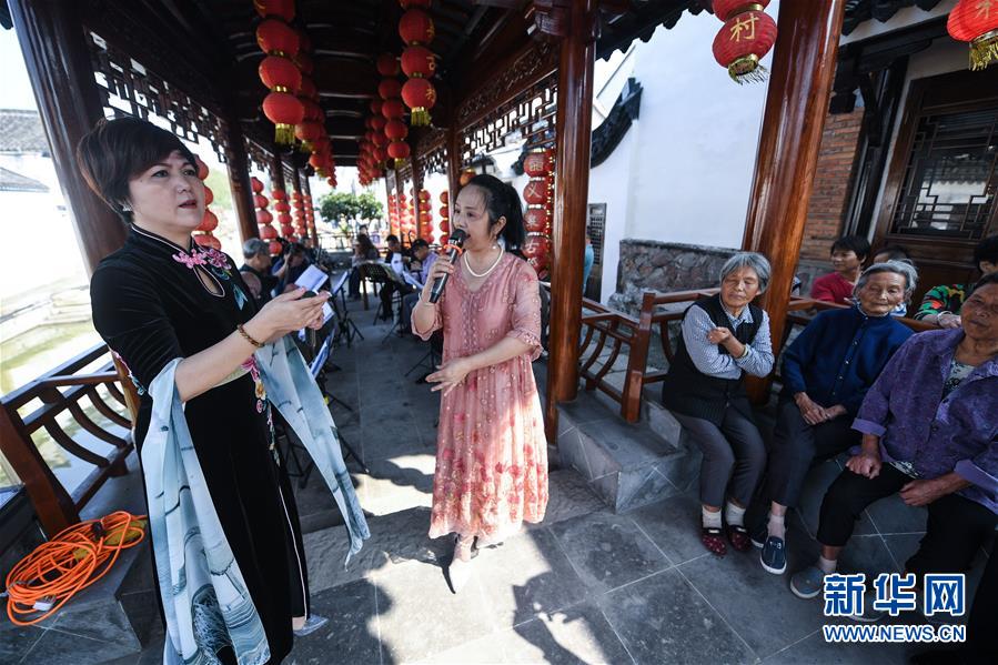 9月24日，義皋古村內(nèi)在進(jìn)行傳統(tǒng)黃梅戲表演。 當(dāng)日，位于太湖南岸的浙江省湖州市吳興區(qū)織里鎮(zhèn)義皋古村舉辦了一場“太湖溇港民俗旅游豐收節(jié)”，用傳統(tǒng)民俗表演、非遺技藝展示以及特色農(nóng)產(chǎn)品展銷等方式表達(dá)豐收的喜慶，同時(shí)也助推了當(dāng)?shù)剜l(xiāng)村旅游的發(fā)展。 新華社記者 徐昱 攝