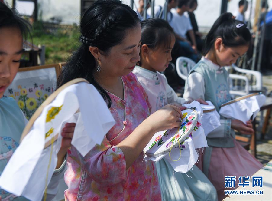 9月24日，人們在義皋古村的豐收節(jié)現(xiàn)場進(jìn)行的刺繡技藝展示。 當(dāng)日，位于太湖南岸的浙江省湖州市吳興區(qū)織里鎮(zhèn)義皋古村舉辦了一場“太湖溇港民俗旅游豐收節(jié)”，用傳統(tǒng)民俗表演、非遺技藝展示以及特色農(nóng)產(chǎn)品展銷等方式表達(dá)豐收的喜慶，同時(shí)也助推了當(dāng)?shù)剜l(xiāng)村旅游的發(fā)展。 新華社記者 徐昱 攝