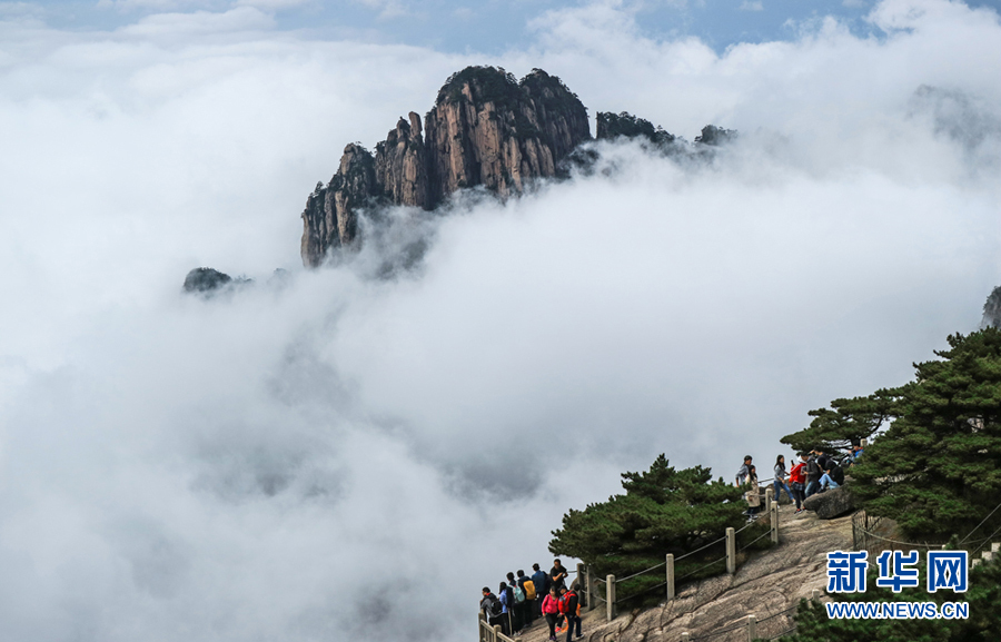  10月5日，安徽黃山風(fēng)景區(qū)雨后出現(xiàn)大面積云海景觀，山峰怪石在翻騰的云海中時(shí)隱時(shí)現(xiàn)，宛如仙境，吸引游客駐足觀賞。 10月5日，安徽黃山風(fēng)景區(qū)雨后出現(xiàn)大面積云海景觀，山峰怪石在翻騰的云海中時(shí)隱時(shí)現(xiàn)，宛如仙境，吸引游客駐足觀賞。新華網(wǎng)發(fā)（李金剛 攝）