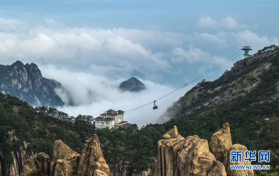 10月5日，安徽黃山風(fēng)景區(qū)雨后出現(xiàn)大面積云海景觀。