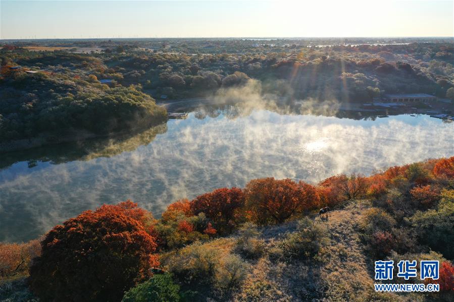 這是10月12日拍攝的大青溝國家級自然保護區(qū)小青湖秋景（無人機照片）。 眼下，位于內(nèi)蒙古自治區(qū)通遼市科爾沁左翼后旗的大青溝國家級自然保護區(qū)秋意正濃，斑斕多彩的秋景令人陶醉。 新華社記者 劉懿德 攝
