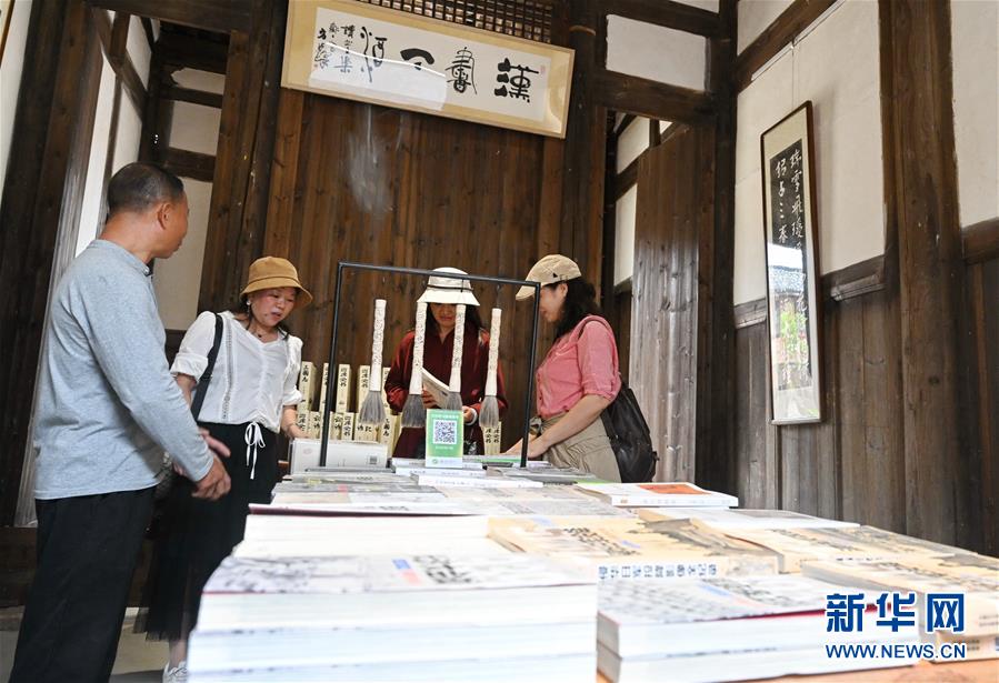 10月21日，游客在福州梁厝特色歷史文化街區(qū)的一處古厝書屋里翻閱書籍。 梁厝特色歷史文化街區(qū)位于福州倉山區(qū)城門鎮(zhèn)梁厝村，近年來，當?shù)匾劳辛贺却宓臍v史文化底蘊，對村內古厝進行修繕保護，對村莊環(huán)境美化改造提升，打造成特色歷史文化街區(qū)，帶動鄉(xiāng)村旅游產業(yè)發(fā)展。 新華社記者 林善傳 攝