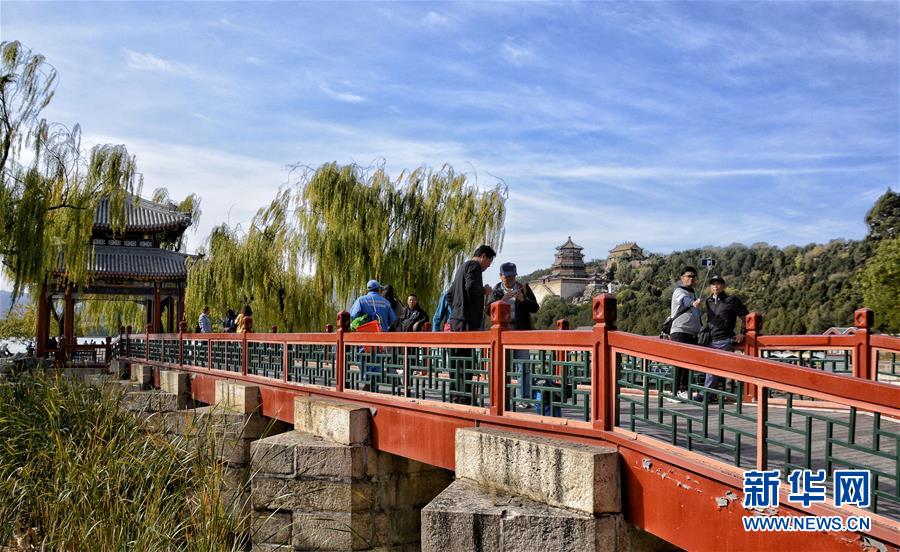 10月27日，游人在頤和園觀(guān)賞秋色。 秋意漸濃，大批市民和游客來(lái)到北京頤和園觀(guān)賞秋景。 新華社記者 李欣 攝