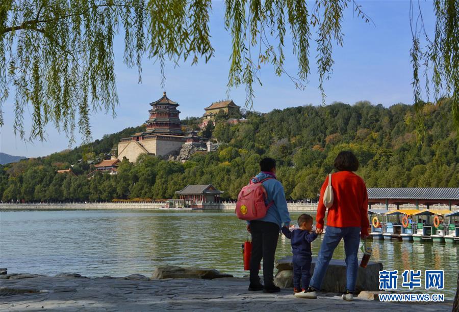 10月27日，游人在頤和園觀(guān)賞秋色。 秋意漸濃，大批市民和游客來(lái)到北京頤和園觀(guān)賞秋景。 新華社記者 李欣 攝