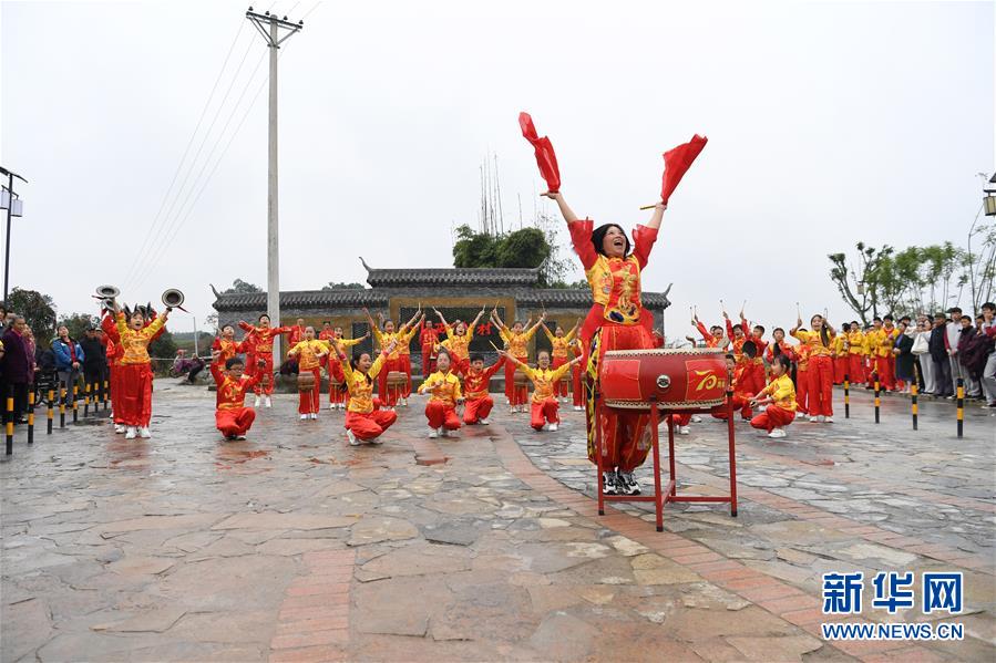 10月28日，在重慶市梁平區(qū)禮讓鎮(zhèn)，表演者在表演國家級非遺項目“梁平癩子鑼鼓”。 重慶市梁平區(qū)是中國民間文化藝術之鄉(xiāng)，非遺文化底蘊濃厚，共有非物質(zhì)文化遺產(chǎn)90項，其中包括梁山燈戲、梁平竹簾、梁平木版年畫、梁平癩子鑼鼓、梁平抬兒調(diào)等5項國家級非遺項目，以及禮讓草把龍、梁平土法造紙技藝、銅樂鍛造技藝等21項市級非遺項目。 新華社記者 唐奕 攝