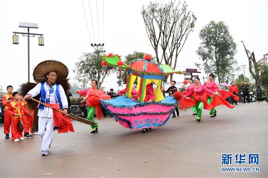 10月28日，在重慶市梁平區(qū)禮讓鎮(zhèn)，表演者在表演市級非遺項目“彩龍船”。 重慶市梁平區(qū)是中國民間文化藝術之鄉(xiāng)，非遺文化底蘊濃厚，共有非物質(zhì)文化遺產(chǎn)90項，其中包括梁山燈戲、梁平竹簾、梁平木版年畫、梁平癩子鑼鼓、梁平抬兒調(diào)等5項國家級非遺項目，以及禮讓草把龍、梁平土法造紙技藝、銅樂鍛造技藝等21項市級非遺項目。 新華社記者 唐奕 攝