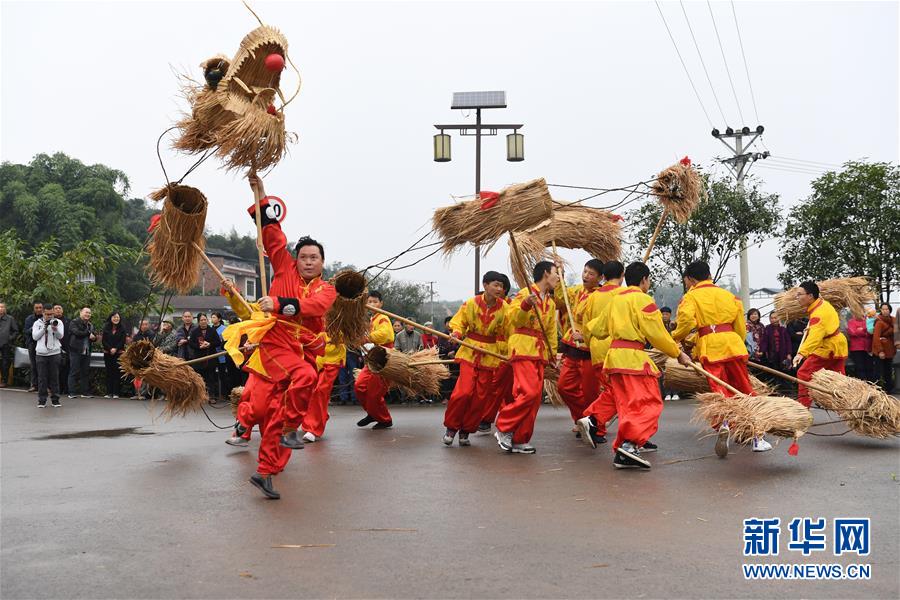 10月28日，在重慶市梁平區(qū)禮讓鎮(zhèn)，表演者在表演市級非遺項目“禮讓草把龍”。 重慶市梁平區(qū)是中國民間文化藝術之鄉(xiāng)，非遺文化底蘊濃厚，共有非物質(zhì)文化遺產(chǎn)90項，其中包括梁山燈戲、梁平竹簾、梁平木版年畫、梁平癩子鑼鼓、梁平抬兒調(diào)等5項國家級非遺項目，以及禮讓草把龍、梁平土法造紙技藝、銅樂鍛造技藝等21項市級非遺項目。 新華社記者 唐奕 攝