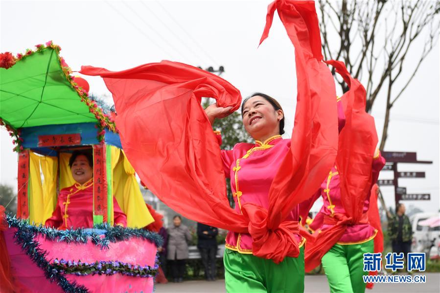 10月28日，在重慶市梁平區(qū)禮讓鎮(zhèn)，表演者在表演市級非遺項目“彩龍船”。 重慶市梁平區(qū)是中國民間文化藝術之鄉(xiāng)，非遺文化底蘊濃厚，共有非物質(zhì)文化遺產(chǎn)90項，其中包括梁山燈戲、梁平竹簾、梁平木版年畫、梁平癩子鑼鼓、梁平抬兒調(diào)等5項國家級非遺項目，以及禮讓草把龍、梁平土法造紙技藝、銅樂鍛造技藝等21項市級非遺項目。 新華社記者 唐奕 攝