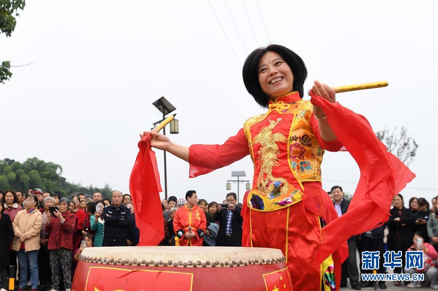 10月28日，在重慶市梁平區(qū)禮讓鎮(zhèn)，表演者在表演國家級非遺項目“梁平癩子鑼鼓”。 重慶市梁平區(qū)是中國民間文化藝術之鄉(xiāng)，非遺文化底蘊濃厚，共有非物質(zhì)文化遺產(chǎn)90項，其中包括梁山燈戲、梁平竹簾、梁平木版年畫、梁平癩子鑼鼓、梁平抬兒調(diào)等5項國家級非遺項目，以及禮讓草把龍、梁平土法造紙技藝、銅樂鍛造技藝等21項市級非遺項目。 新華社記者 唐奕 攝