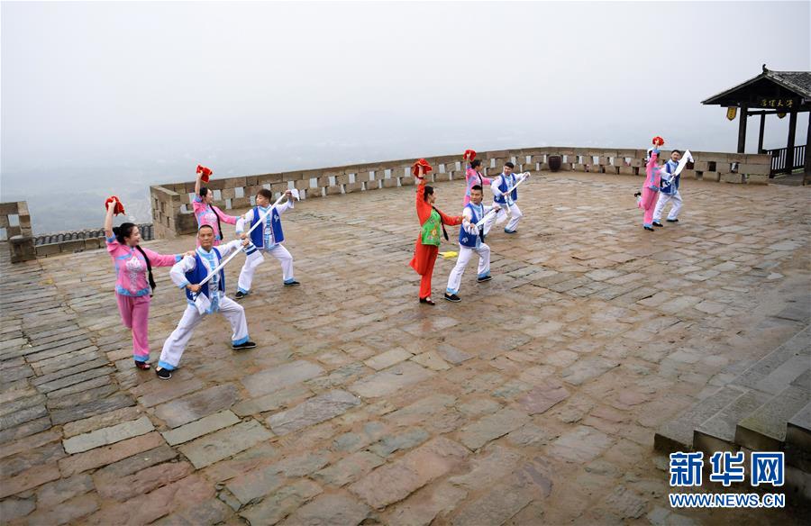 10月28日，在重慶市梁平區(qū)滑石古寨景區(qū)，表演者在表演國家級非遺項目“梁山燈戲”。 重慶市梁平區(qū)是中國民間文化藝術之鄉(xiāng)，非遺文化底蘊濃厚，共有非物質(zhì)文化遺產(chǎn)90項，其中包括梁山燈戲、梁平竹簾、梁平木版年畫、梁平癩子鑼鼓、梁平抬兒調(diào)等5項國家級非遺項目，以及禮讓草把龍、梁平土法造紙技藝、銅樂鍛造技藝等21項市級非遺項目。 新華社記者 唐奕 攝