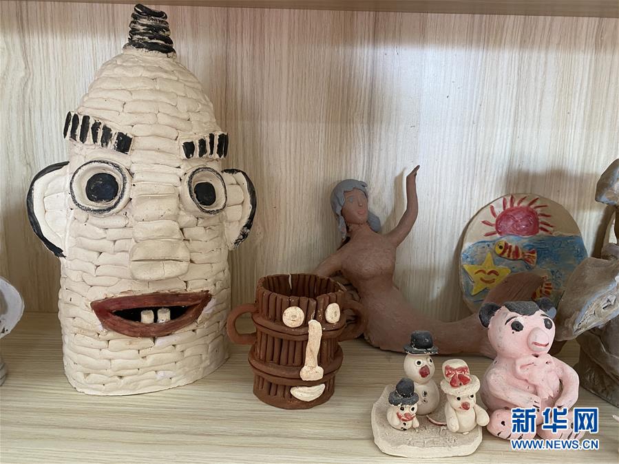 廣西北海市合浦縣石康鎮(zhèn)康樂小學(xué)學(xué)生創(chuàng)作的陶藝作品（9月25日攝）。 新華社記者 林凡詩(shī) 攝