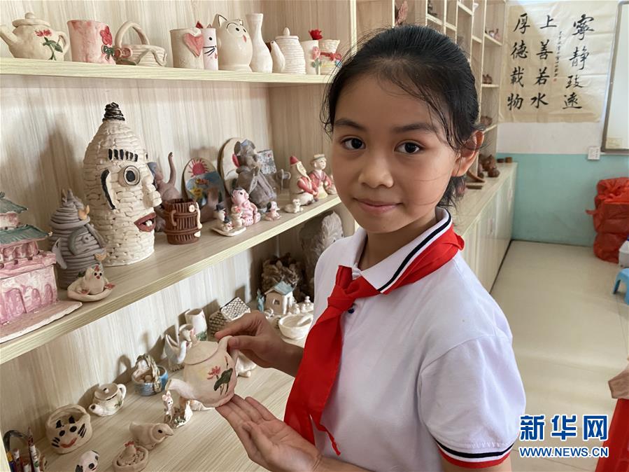 廣西北海市合浦縣石康鎮(zhèn)康樂小學(xué)學(xué)生展示自己創(chuàng)作的陶藝作品（9月25日攝）。 新華社記者 林凡詩(shī) 攝