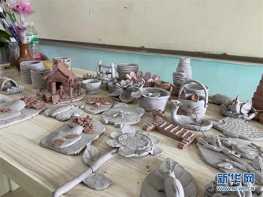 廣西北海市合浦縣石康鎮(zhèn)康樂小學(xué)學(xué)生創(chuàng)作的陶藝作品（9月25日攝）。 新華社記者 林凡詩(shī) 攝