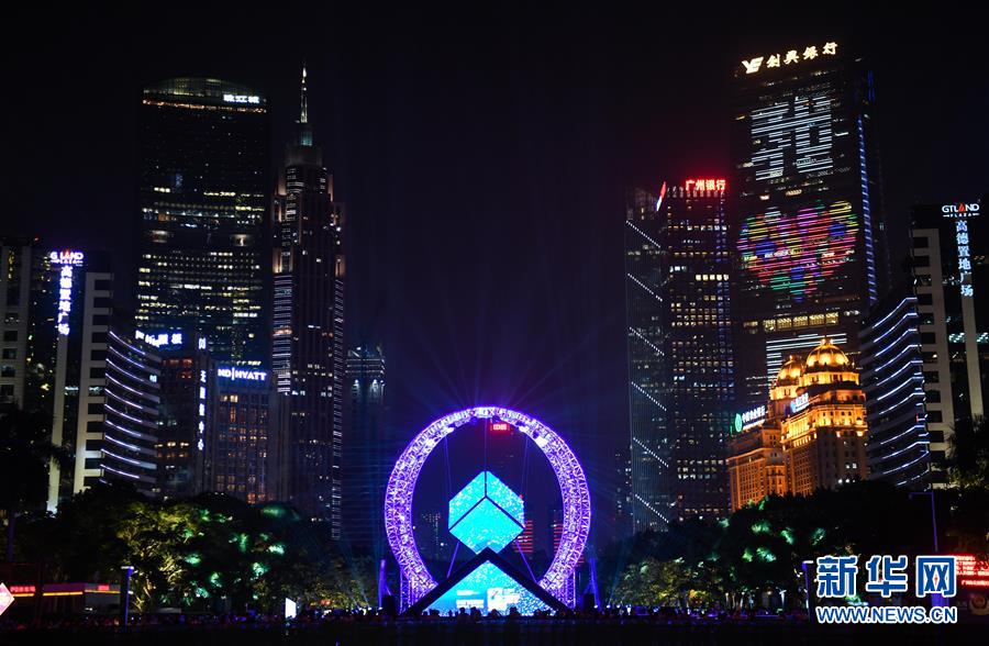 這是11月18日拍攝的廣州花城廣場(chǎng)上的燈光裝置。 當(dāng)晚，2020年第十屆廣州國(guó)際燈光節(jié)正式亮燈。廣州塔色彩斑斕，海心沙公園、花城廣場(chǎng)光影變幻，吸引眾多游人觀看。 新華社記者 鄧華 攝
