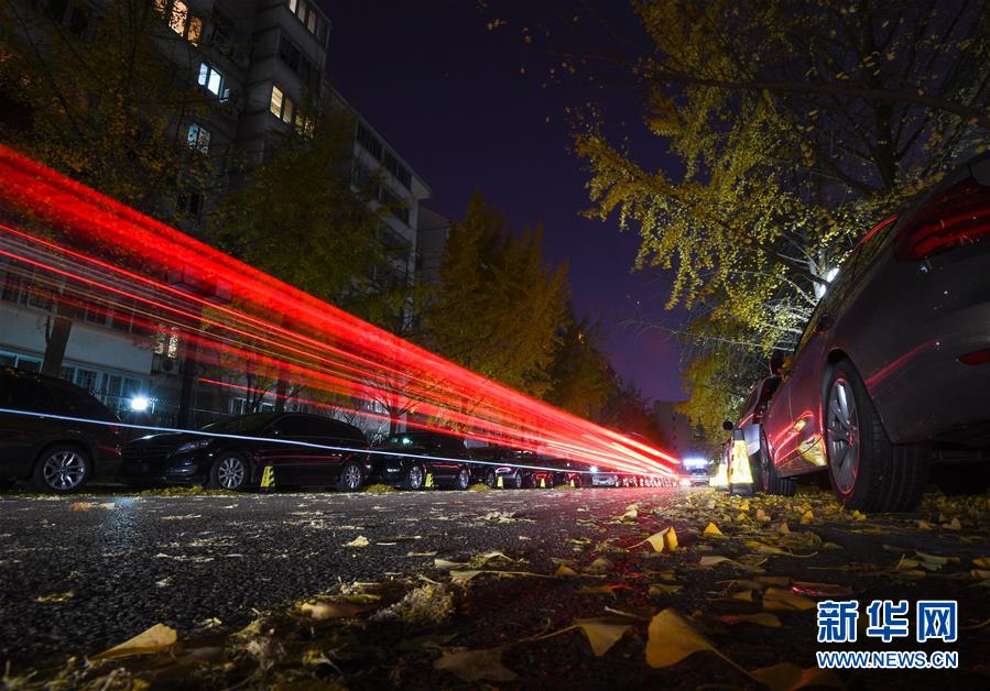 11月19日在北京西城區(qū)金融街附近拍攝的夜景。 新華社記者 陳曄華 攝