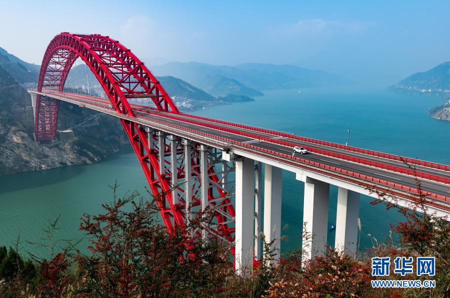 11月29日拍攝的湖北省秭歸縣秭歸長江公路大橋。冬日，三峽庫區(qū)山林五彩斑斕，景色迷人。新華社發(fā)（鄭家裕 攝）