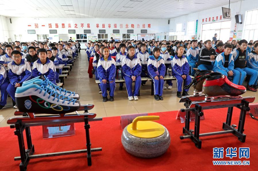 12月1日，河北省尚義縣第三中學(xué)學(xué)生在聆聽“冬奧科普知識(shí)進(jìn)校園”講座。當(dāng)日，由河北省張家口市科學(xué)技術(shù)協(xié)會(huì)主辦的“冬奧科普知識(shí)進(jìn)校園”活動(dòng)走進(jìn)尚義縣大青溝鎮(zhèn)中心小學(xué)、尚義縣第三中學(xué)，給學(xué)生們講授冰雪體育運(yùn)動(dòng)項(xiàng)目和冬季奧運(yùn)會(huì)的相關(guān)知識(shí)，讓學(xué)生們加深對(duì)冰雪運(yùn)動(dòng)和奧運(yùn)會(huì)的了解，激發(fā)青少年參與冰雪運(yùn)動(dòng)的熱情。新華社發(fā)（武殿森 攝）