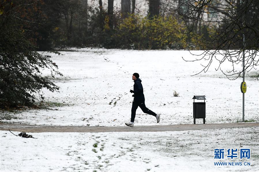 12月1日，一名男子在德國法蘭克福一處公園被雪覆蓋的小道上跑步健身。 當日，德國法蘭克福市降下今冬初雪。 新華社記者 逯陽 攝