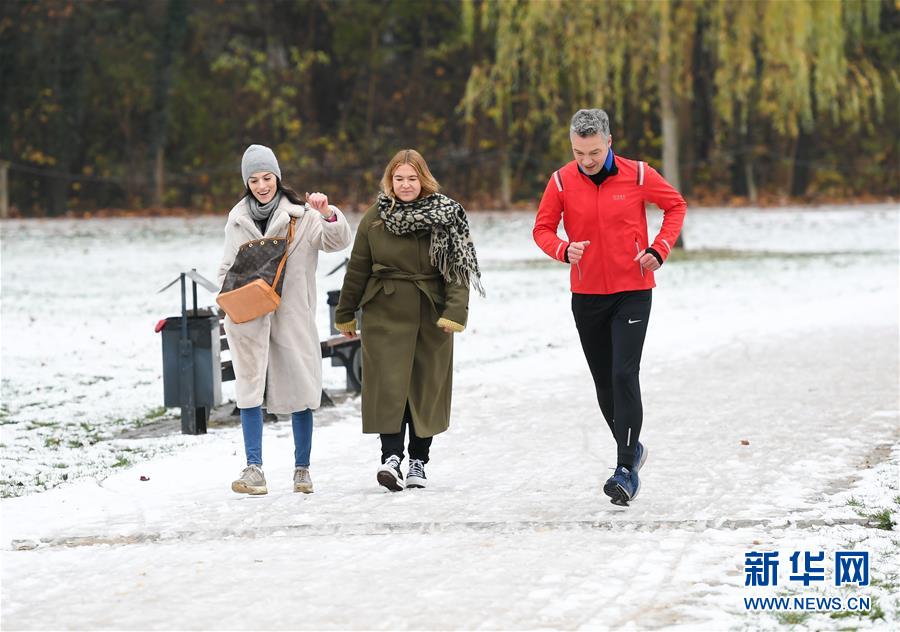 12月1日，人們在德國法蘭克福一處公園被雪覆蓋的小道上休閑健身。 當日，德國法蘭克福市降下今冬初雪。 新華社記者 逯陽 攝