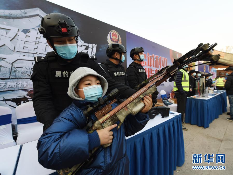 12月4日，小朋友在合肥市包河區(qū)警營開放日活動現(xiàn)場體驗警務(wù)裝備。當(dāng)日，合肥市包河區(qū)舉辦警營開放日活動，現(xiàn)場設(shè)立多個主題互動展區(qū)，市民可以近距離接觸警務(wù)裝備，進行警種業(yè)務(wù)咨詢，并參與趣味知識競答等活動。新華社記者 周牧 攝