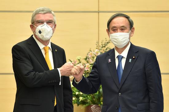 　11月16日，國際奧委會主席巴赫（左）和日本首相菅義偉在會談時(shí)致意。新華社/路透
