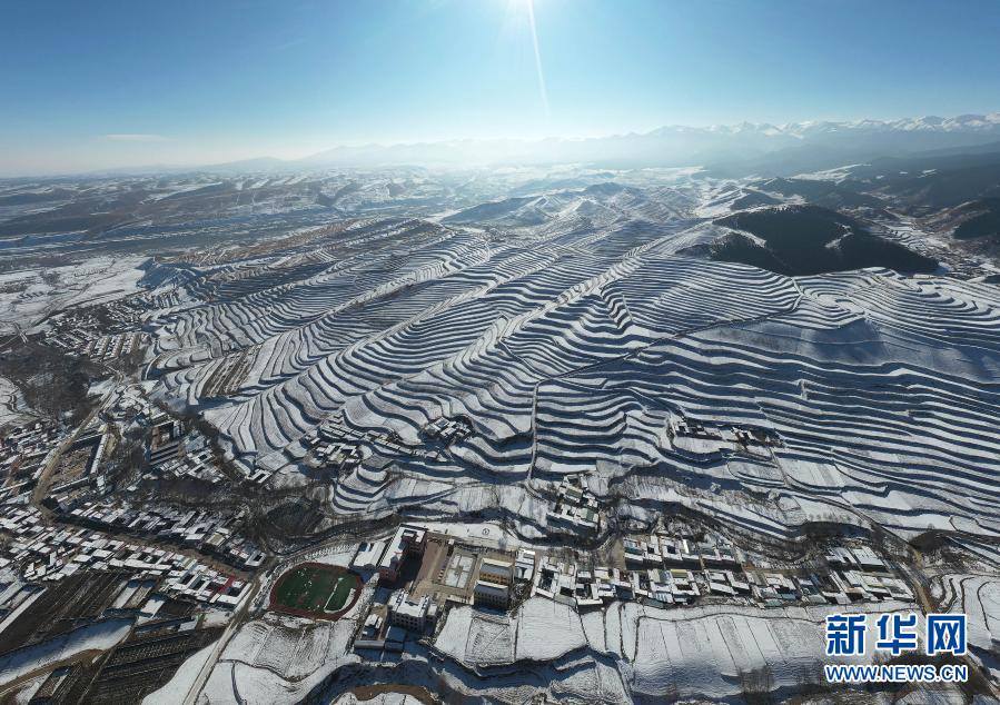12月7日拍攝的甘肅天祝藏族自治縣大紅溝鎮(zhèn)的梯田雪景（無(wú)人機(jī)照片）。大雪時(shí)節(jié)，位于祁連山東端的甘肅省武威市天祝藏族自治縣瑞雪初霽，景色迷人。新華社發(fā)（姜愛平 攝）
