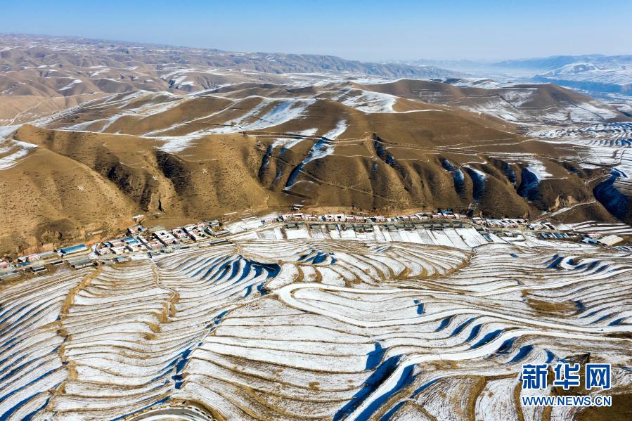 12月7日拍攝的甘肅天祝藏族自治縣大紅溝鎮(zhèn)的梯田雪景（無(wú)人機(jī)照片）。新華社發(fā)（姜愛平 攝）