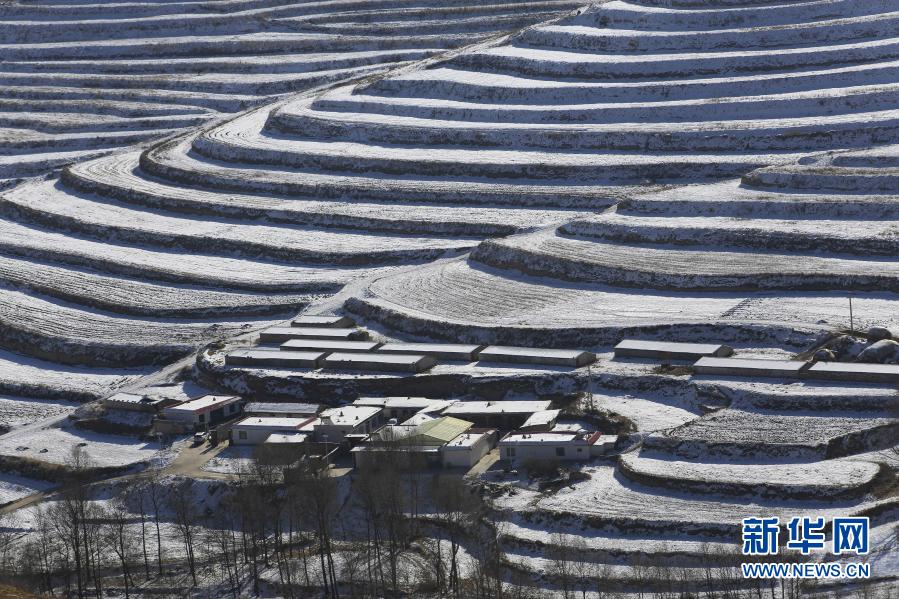 12月7日拍攝的甘肅天祝藏族自治縣大紅溝鎮(zhèn)的梯田雪景（無(wú)人機(jī)照片）。新華社發(fā)（姜愛平 攝）