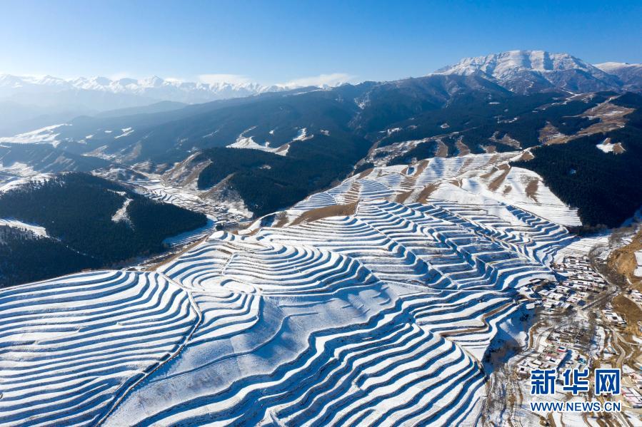 12月7日拍攝的甘肅天祝藏族自治縣大紅溝鎮(zhèn)的梯田雪景（無(wú)人機(jī)照片）。新華社發(fā)（姜愛平 攝）
