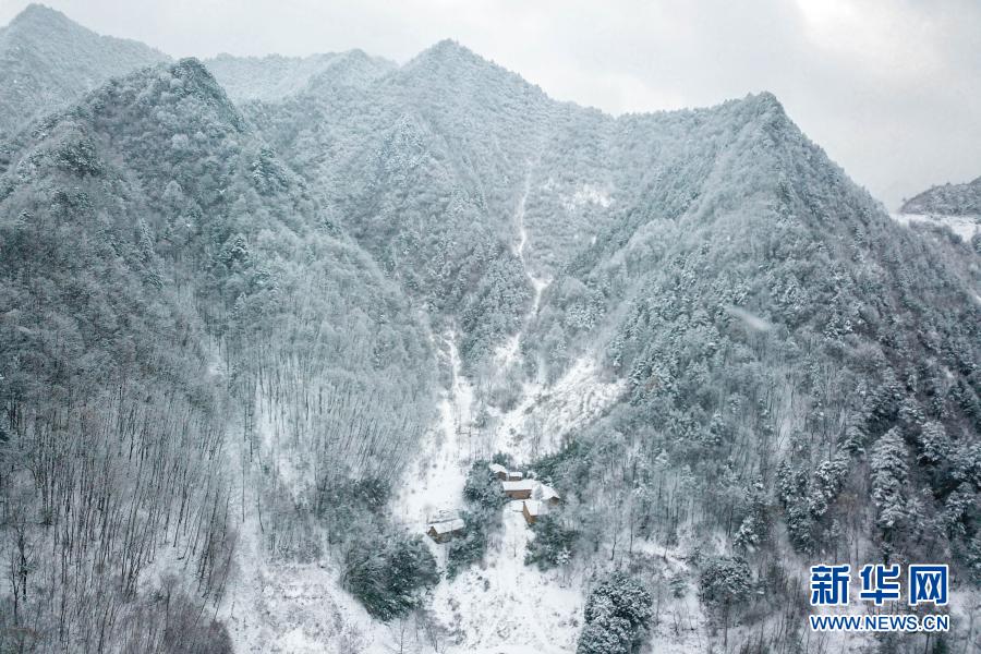 這是12月17日拍攝的甘肅省隴南市康縣一處鄉(xiāng)村雪景（無人機照片） 。當日，甘肅省隴南市康縣普降瑞雪。崇山峻嶺中的美麗鄉(xiāng)村銀裝素裹，仿佛冰雪中的世外桃源。新華社記者 張百慧 攝