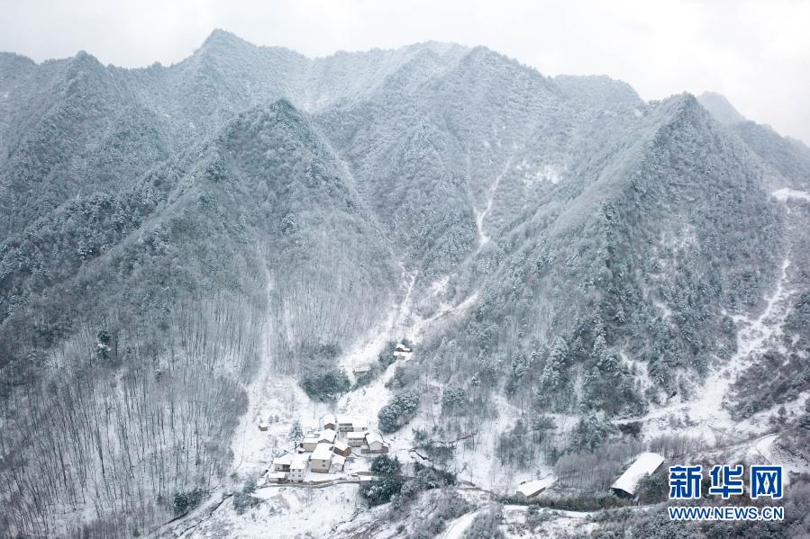 這是12月17日拍攝的甘肅省隴南市康縣一處鄉(xiāng)村雪景（無人機照片） 。當日，甘肅省隴南市康縣普降瑞雪。崇山峻嶺中的美麗鄉(xiāng)村銀裝素裹，仿佛冰雪中的世外桃源。新華社記者 張百慧 攝
