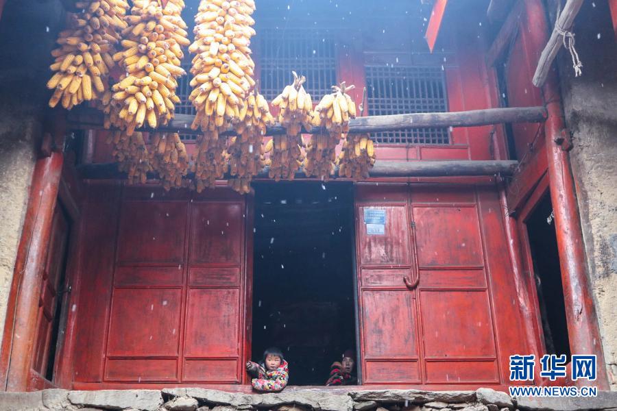 這是12月17日拍攝的甘肅省隴南市康縣一處鄉(xiāng)村雪景（無人機照片） 。當日，甘肅省隴南市康縣普降瑞雪。崇山峻嶺中的美麗鄉(xiāng)村銀裝素裹，仿佛冰雪中的世外桃源。新華社記者 張百慧 攝