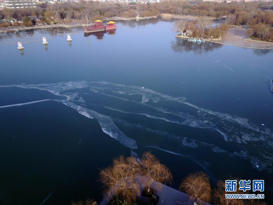 1月11日拍攝的湖面結(jié)冰的大明湖（無(wú)人機(jī)照片）。日前，受持續(xù)低溫天氣影響，濟(jì)南大明湖湖面全部結(jié)冰。據(jù)介紹，由于有泉水注入，往年冬季大明湖只有湖岸附近水面結(jié)冰，全湖冰封比較罕見。新華社發(fā)