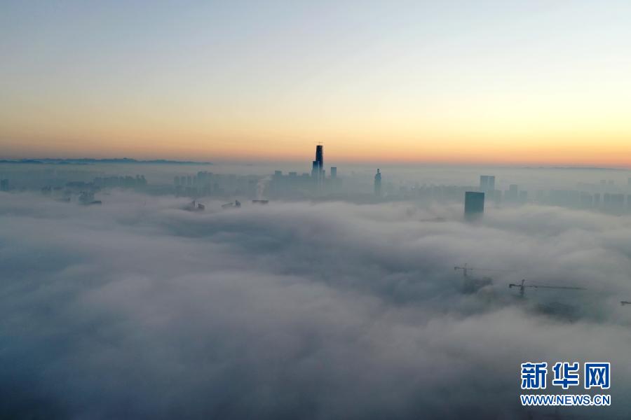 這是1月18日在貴陽市觀山湖區(qū)拍攝的霧景（無人機(jī)照片）。當(dāng)日，貴陽出現(xiàn)大霧天氣，城市樓宇在濃霧中若隱若現(xiàn)。新華社記者 劉續(xù) 攝