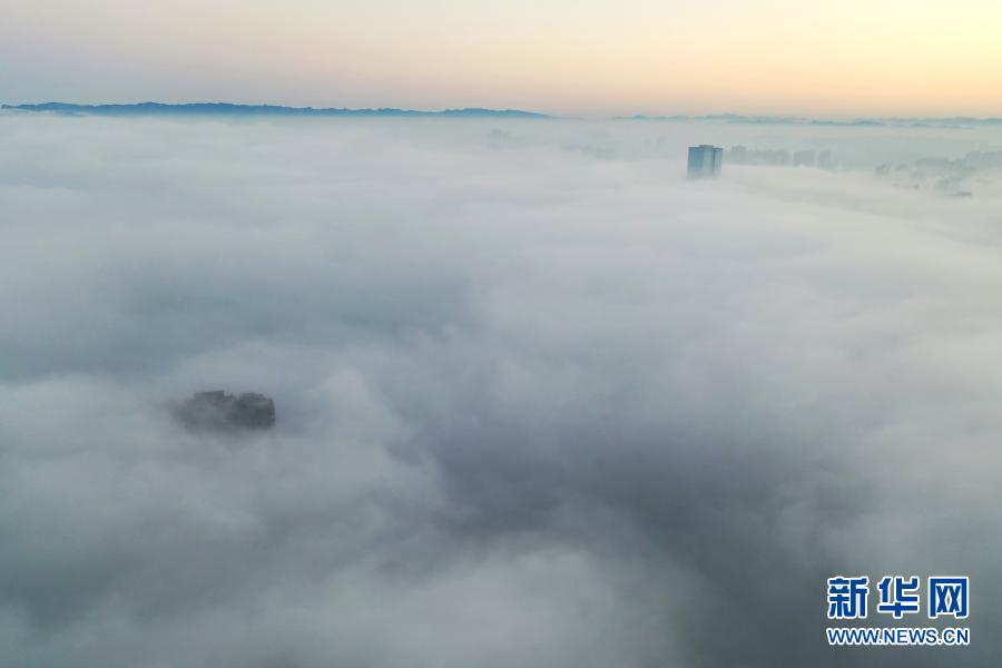 這是1月18日在貴陽市觀山湖區(qū)拍攝的霧景（無人機(jī)照片）。新華社記者 劉續(xù) 攝